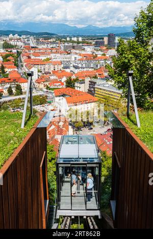Vue panoramique depuis la station du funiculaire supérieur du château de Ljubljana le centre de la vieille ville par beau temps à la fin de l'été avec des nuages Banque D'Images