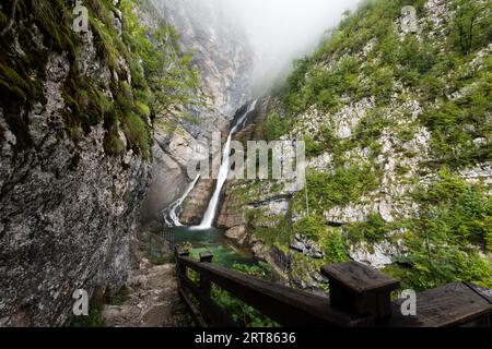 La magnifique cascade emblématique de Savica du Triglav National parc en Slovénie dans les alpes slovènes près du lac Bohinj par jour couvert et nuageux Banque D'Images