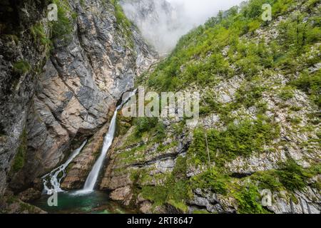 La magnifique cascade emblématique de Savica du Triglav National parc en Slovénie dans les alpes slovènes près du lac Bohinj par jour couvert et nuageux Banque D'Images