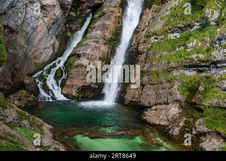 La magnifique cascade emblématique de Savica du Triglav National parc en Slovénie dans les alpes slovènes près du lac Bohinj par jour couvert et nuageux Banque D'Images