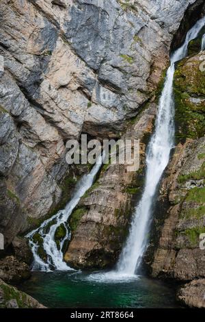 La magnifique cascade emblématique de Savica du Triglav National parc en Slovénie dans les alpes slovènes près du lac Bohinj par jour couvert et nuageux Banque D'Images