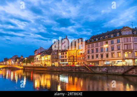 Strasbourg, France, maison en bois colorées nuit city skyline Banque D'Images