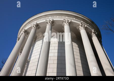 Pologne, Varsovie, Saxon Garden, château d'eau rotonde de style classique avec des calottes corinthiennes, modelé d'après le temple de Vesta à Tivoli, conçu en Banque D'Images