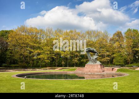 Parc Lazienki Royal au printemps et Fryderyk Chopin Monument à Varsovie, Pologne, ville monument Banque D'Images