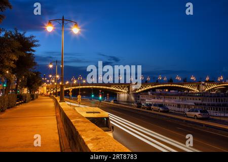 Ville de Budapest la nuit en Hongrie, ruelle au bord de la rivière jusqu'au pont Margaret et rue le long du Danube Banque D'Images