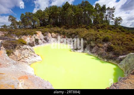 Cratère Devil's Bath à Wai-O-Tapu Geothermal Wonderland près de Rotorua en Nouvelle-Zélande Banque D'Images