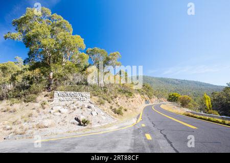 L'entrée du parc national de Kosciusko près de Perisher par une journée ensoleillée d'automne en Nouvelle-Galles du Sud, en Australie Banque D'Images