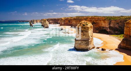 Les 12 Apôtres, célèbres dans le monde entier, lors d'une journée ensoleillée le long de la Great Ocean Rd près de Port Campbell à Victoria, en Australie Banque D'Images