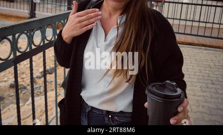Café renversé sur une chemise blanche Banque D'Images