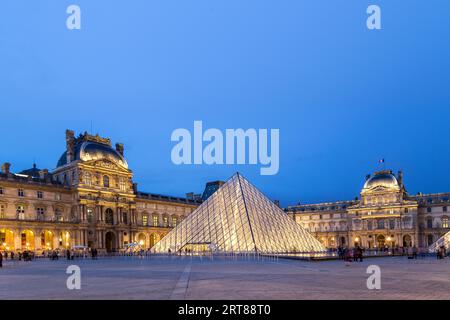 Paris, France, 12 mai 2017 : vue extérieure du musée du Louvre illuminé en soirée Banque D'Images