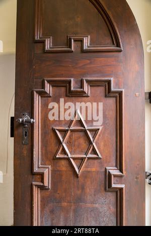 Prague, République tchèque, 17 mars 2017 : l'étoile de David sur une porte en bois d'une synagogue Banque D'Images