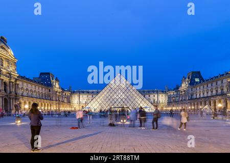 Paris, France, 12 mai 2017 : vue extérieure du musée du Louvre illuminé en soirée Banque D'Images