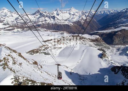 Zermatt, Suisse, le 13 avril 2017 : le téléphérique de Klein Matterhorn Mountain dans les Alpes suisses Banque D'Images