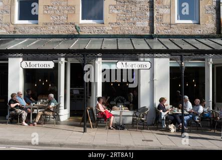 Les clients se sont assis devant le café Mortons à Pitlochry, en Écosse, au Royaume-Uni Banque D'Images