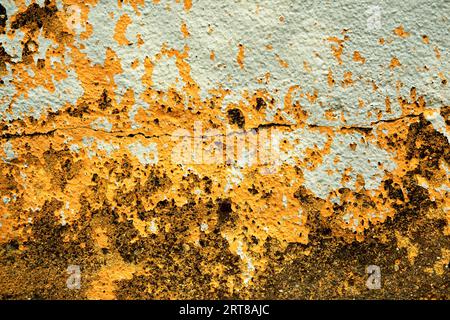 Couleur fissurée sur un mur à l'extérieur Banque D'Images