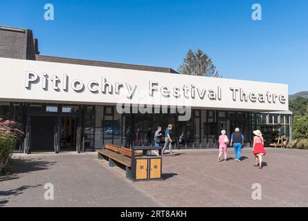 Personnes approchant Pitlochry Festival Theatre, Écosse, Royaume-Uni Banque D'Images
