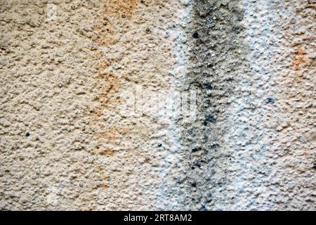 Couleur fissurée sur un mur à l'extérieur Banque D'Images