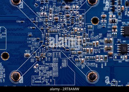 Carte de circuit imprimé avec des puces et des composants électroniques radio Banque D'Images