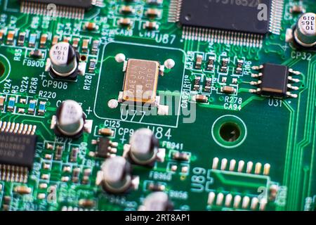 Carte de circuit imprimé avec des puces et des composants électroniques radio Banque D'Images