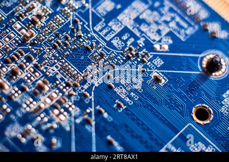 Carte de circuit imprimé avec des puces et des composants électroniques radio Banque D'Images