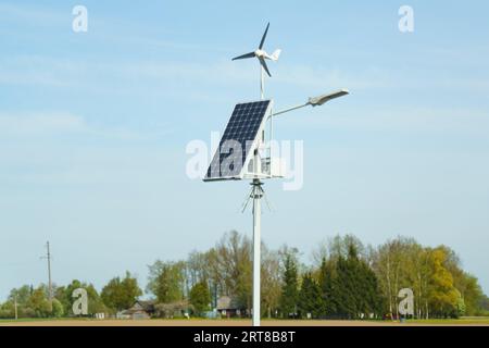 Le panneau solaire se tient sur un poteau avec un lampadaire contre le ciel bleu. Énergie alternative du Soleil Banque D'Images