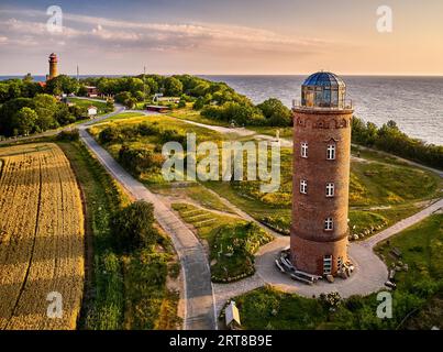 Drone vue des phares au coucher du soleil de la partie nord de l'île de Ruegen, appelée Kap Arkona Banque D'Images