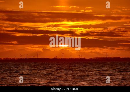 Coucher de soleil sur la mer baltique paysage vibrant Banque D'Images