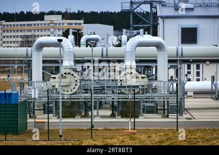 Allemagne, 3 avril 2022 : conduites de gaz, raccords, équipements et réducteurs de pression sur le site terrestre du gazoduc Nord Stream 2 de Gazprom en Allemagne. Banque D'Images