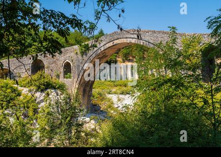 Le magnifique pont Old Mes près de Shkoder. Albanie, Europe. Pont en arc ottoman en pierre Ura e Kadiut Banque D'Images