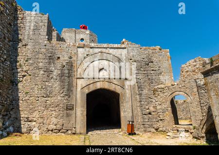 Porte d'entrée dans les murs du château de Rozafa et sa citadelle dans la ville lacustre Shkoder. Albanie Banque D'Images