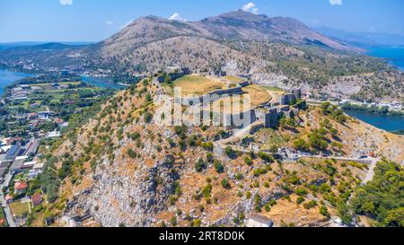 Vue aérienne drone du château de Rozafa dans la ville de Shkoder et ses murs à côté du lac et de la rivière. Albanie Banque D'Images