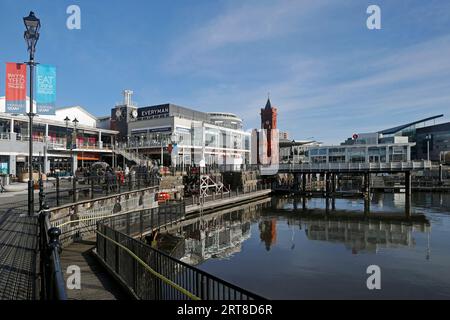 Boutiques, bars et restaurants de Cardiff Bay sur le front de mer et le bâtiment Pierhead, Cardiff Bay septembre 2023 Banque D'Images