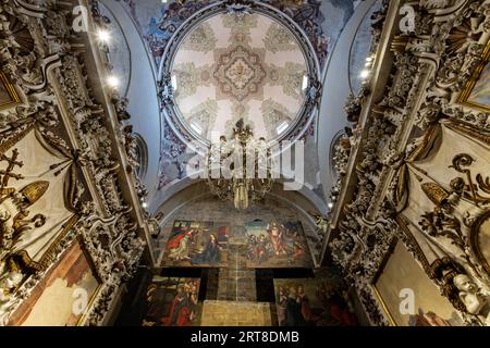 Plafond orné et lustre à l'intérieur de la cathédrale de Valence à Valence, Espagne, le 25 août 2023 Banque D'Images