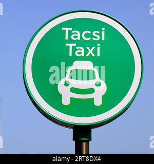 Rond vert station de taxi bilingue gallois / anglais signe pour Tacsi / taxi Banque D'Images