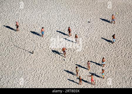 Beach volley sur la plage de Nazare, les joueurs jettent de longues ombres, vue d'en haut, Portugal Banque D'Images