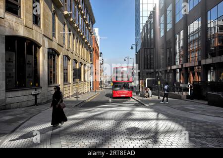 Livraison Street Birmingham Angleterre Royaume-Uni avec National Express West Midlands Double Decker bus Banque D'Images