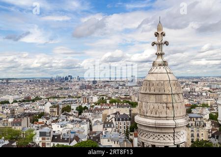 Paris, France, le 12 mai 2017 : vue sur les gratte-ciel de Paris depuis le sommet de la basilique du Sacré-cœur Banque D'Images