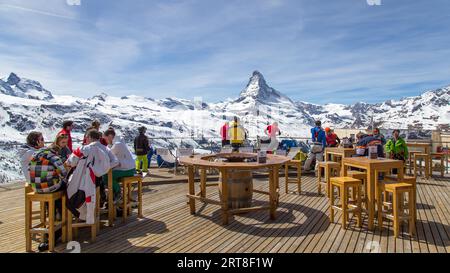 Zermatt, Suisse, 12 avril 2017 : personnes dans un bar et un restaurant du domaine skiable du Matterhorn Banque D'Images