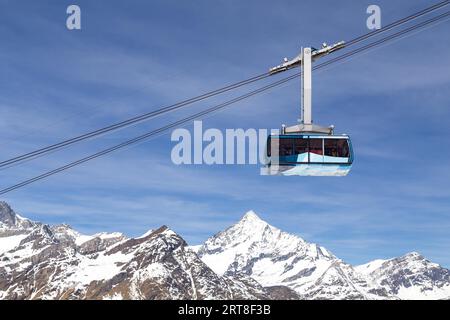 Zermatt, Suisse, 12 avril 2017 : un téléphérique dans les Alpes suisses en route vers le sommet de la montagne Banque D'Images