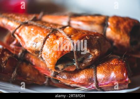 poisson fumé, bar de mer sur la table. fumeurs faits maison Banque D'Images