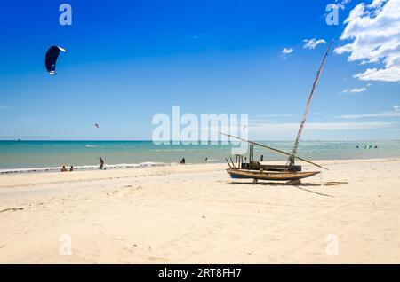 Cumbuco, Brésil, 9 juillet, 2017 : Parked jangada bateau de plus un paradis plage de sable blanc Banque D'Images