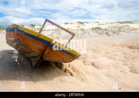 Canoa Quebrada, Brésil, Jul 12, 2017 : vue arrière de la rupture d'un canot sur la plage de sable blanc Banque D'Images