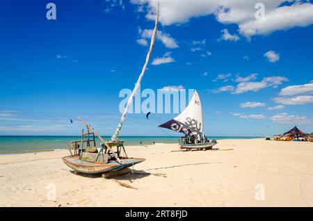 Cumbuco, Brésil, 9 juillet, 2017 : Parked jangada bateau de plus un paradis plage de sable blanc Banque D'Images