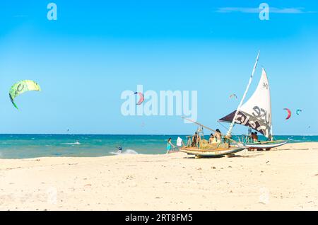 Cumbuco, Brésil, 9 juillet, 2017 : Parked jangada bateau de plus un paradis plage de sable blanc Banque D'Images