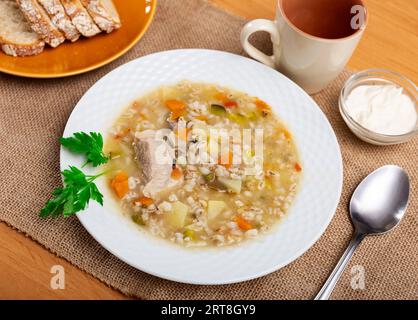 Soupe aigre russe traditionnelle rassolnik servie avec un morceau de bœuf bouilli Banque D'Images