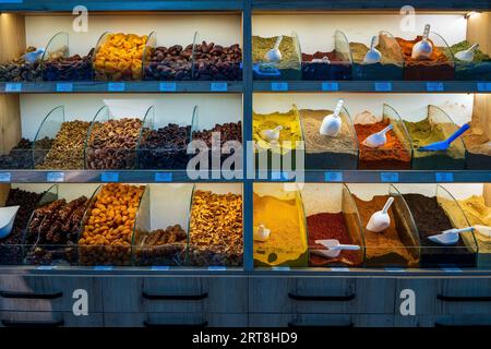 Le pouvoir des épices conservé dans un magasin en turquie, comme le pouvoir de la coriandre, la poudre de piment, le curry, le cumin, la cannelle etc Banque D'Images