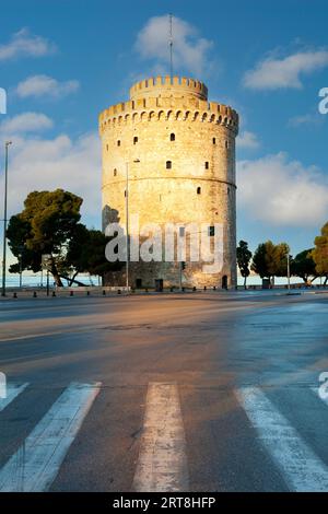 La Tour Blanche, symbole de la ville de Thessalonique, avec un passage de zèbre au premier plan, dans la région de Macédoine, Grèce, Europe. Banque D'Images