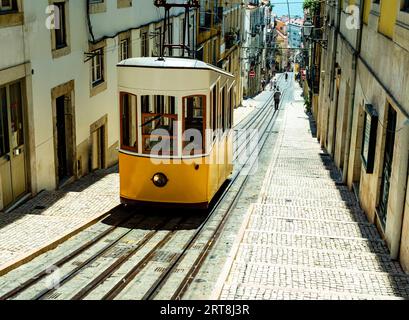 Vue imprenable sur le célèbre Elevador Da Bica, un tramway jaune rétro opérant dans le centre historique de Lisbonne, Portugal Banque D'Images