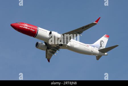 Un Boeing 737 Max 8 de Norwegian Airlines quitte l'aéroport de Londres Gatwick Banque D'Images