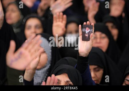 Téhéran, Iran. 11 septembre 2023. Une iranienne voilée de la province du Sistan et Baloutchistan tient un portrait du Guide suprême iranien, l'ayatollah Ali Khamenei, lors d'une rencontre avec le Guide suprême iranien. (Image de crédit : © Bureau du leader suprême iranien via ZUMA Press Wire) USAGE ÉDITORIAL SEULEMENT! Non destiné à UN USAGE commercial ! Banque D'Images